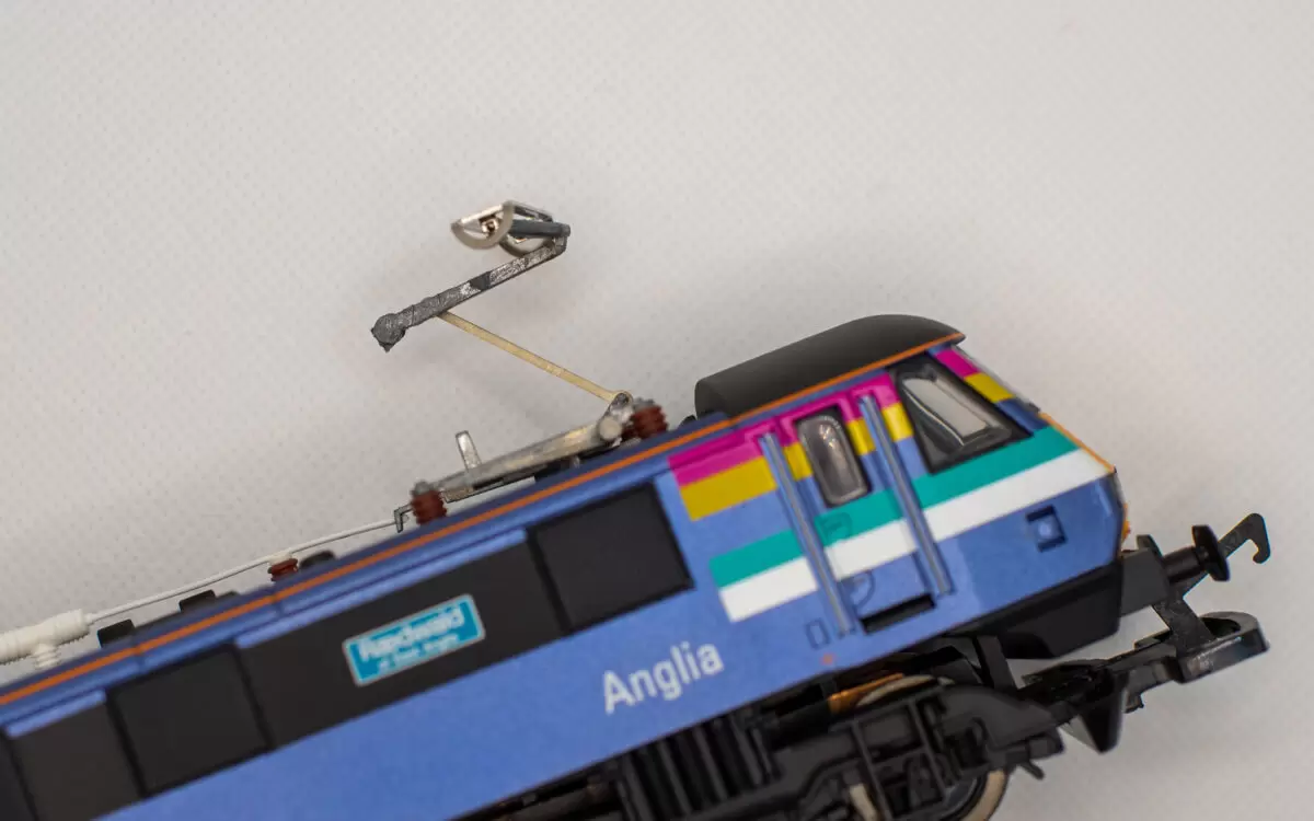 Repairing the Pantograph on Hornby Class 90 from 2004